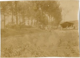 GUERRE 1914-18 Photographie CANAL DE LA MEUSE Péniches Servant à Abriter Les Soldats Au Repos - Autres & Non Classés