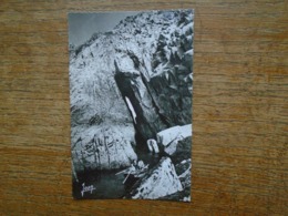 Delcampe - La Pointe Du Raz , Un Des Tunnels Passant Sous La Pointe Du Raz , Nommé Tunnel Des Cormorans Carte Animée & Beau Timbre - La Pointe Du Raz