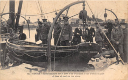 44-NANTES- GUERRE 1914-SOLDATS ANGALIS SUR LE PONT D'UN TRANSPORT A LEUR ARRIVEE AU PORT - Nantes