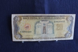 71 /  Dominicaine - Banco Central De La Republica Dominicana - Veinte  Pesos Oro 20 - Serie 1990 /  N° E 882045 V - República Dominicana