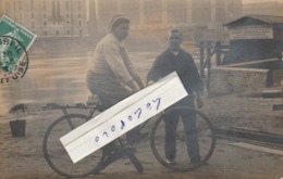 CORBEIL - Deux Hommes Devant Les Grands Moulins Et  L' Etablissement De Bains Chauds  En 1908   ( Carte Photo ) - Corbeil Essonnes