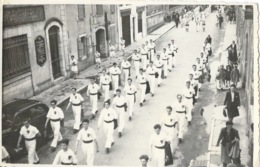 2 Photos De Sports: Défilé De Sociétés De Gymnastique à Identifier, Devant La Société Générale (Pays Basque?) - Deportes