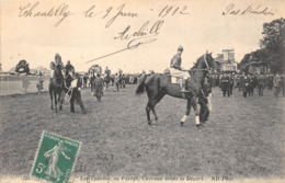 60-CHANTILLY- LES COURSES , AU PESAGE , CHEVAUX AVANT LE DEPART - Chantilly