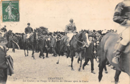 60-CHANTILLY- LES COURSES , AU PESAGE, LA RENTREE DES CHEVAUX APRES LA COURSE - Chantilly