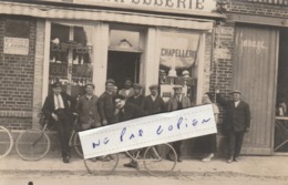 SENLIS - Un Groupe Posant Devant Un Magasin Faisant Coiffeur - Chapellerie -Parfumerie -Buvette   ( Carte Photo ) - Senlis