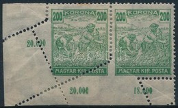 * 1920 Arató 200K ívsarki Pár Látványos Elfogazással, Falccal Megerősítve / Mi 349 Corner Pair With Shifted Perforation, - Other & Unclassified