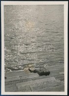 Cca 1929 Kinszki Imre (1901-1945) Budapesti Fotóművész Hagyatékából, Jelzés Nélküli Vintage Fotó (Napozás A Lépcsőn), 6x - Sonstige & Ohne Zuordnung