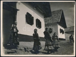 Cca 1930 Kerny István (1879-1963): Matyó Házak, Matyó Viseletek, Pecséttel Jelzett, Feliratozott Vintage Néprajzi Fotó,  - Other & Unclassified