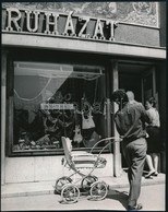 1968 Novotta Ferenc: Dunaújváros, Ruházati üzlet, Pecséttel Jelzett Fotó, 22,5×17,5 Cm - Autres & Non Classés