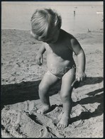 1968 Kisgyermek A Homokban, Jelzetlen Fotó, 24×18 Cm - Other & Unclassified