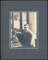 1912 Dr. Tangl Károly (1869-1940) Fizikus, Egyetemi Tanár, MTA-tag Műszere Előtt, Kartonra Kasírozott Fotó, Hátoldalon F - Autres & Non Classés