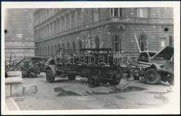 1956 Szétlőtt Teherautók A Múzeum Utca Sarkán A Forradalom Napjaiban. 14x9 Cm - Sonstige & Ohne Zuordnung