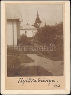 1913 Nyitrabánya (ma: Handlová), Háttérben A Katolikus Templom, Fotó, Kartonra Ragasztva, Feliratozva, 9×7,5 Cm / Handlo - Sonstige & Ohne Zuordnung