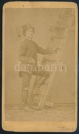 1870 Körmöcbányai Bányászdiák Bányászruhában, Keményhátú Fotó W. Rautek Műterméből, Hátoldalon Neve Feliratozva, 10,5×6  - Autres & Non Classés