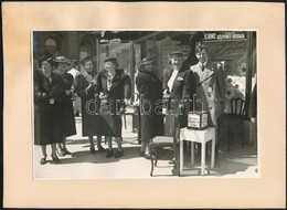 Cca 1930 Budapest, Az Országos Gyermekvédő Liga Gyűjtése, Kartonra Ragasztott Fotó, 12×17 Cm - Sonstige & Ohne Zuordnung