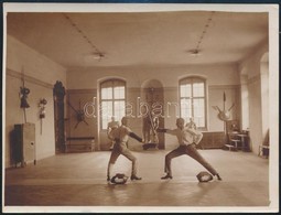 1907 Vívógyakorlat A Bécsújhelyi Katonai Akadémia Egykori Vívótermében, Hátoldalon Feliratozott Fotó, Jó állapotban, 9×1 - Sonstige & Ohne Zuordnung