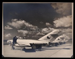 Cca 1950 Katonai Reptér, Vadászrepülők Bevetésre Készen, 24x30 Cm /
Cca 1950 Military Airport, Fighters, 24x30 Cm - Sonstige & Ohne Zuordnung