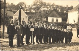 * T2 1924 Bakonycsernye, Levente Egyesület, Leventék Darutollas Sapkákban. Vitéz Mészáros István Fényképezte, Photo - Unclassified