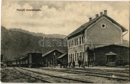 T2 1917 Parajd, Praid; Vasútállomás és Vonat. Kiadja Raab Lajos / Railway Station With Train + 'Tábori Postahivatal 648' - Ohne Zuordnung