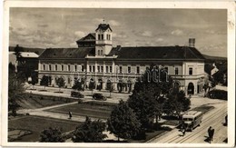 T2 1944 Sepsiszentgyörgy, Sfantu Gheorghe; M. Kir. Törvényszék, Autóbusz és Autómobilok  / Tribunal Court, Autobus And A - Non Classés