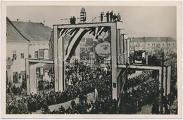 T2 1938 Kassa, Kosice; Bevonulás A Diadalkapu Előtt. Hátoldalon Magyar Nemzetiszínü Szalag / Entry Of The Hungarian Troo - Ohne Zuordnung