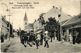 T2/T3 Trencsénteplic-fürdő, Kúpele Trencianske Teplice; Katonaság Fürdés Után Az Utcán / Mannschaft Nach Dem Baden / Sol - Non Classés