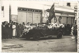 T2 1934 Fiume, Rijeka; Virágkarnevál, Autó Virágokkal Feldíszítve P. Tomasic üzlete Előtt / Flower Carnival With Decorat - Non Classés