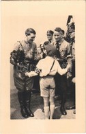 ** T2/T3 Adolf Hitler With Members Of The Hitlerjugend. WWII NS (Nazi) Propaganda. Nr. 122. Verlag Hans Andres  (fl) - Non Classés