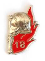 Pin's Relief  18 - Casque De Pompier - Lance Et Flamme Rouge - Zamac - Y. Desart - I664 - Pompiers