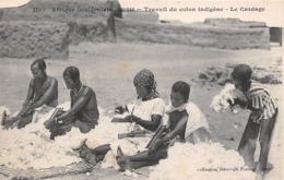 Thème  Métiers . Tapisserie.Tannerie.   Afrique. Sénégal    Dakar  Cardage Du Coton         (voir Scan) - Artigianato