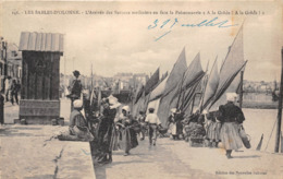 85-LES SABLES-D'OLONNE- L'ARRIVEE DES BATEAUS SARDINIERS EN FACE LA POISONNERIE " A LA GRÔDE ! A LA GRÔDE! - Sables D'Olonne