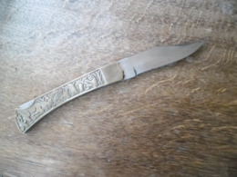 Couteau Ancien Lame Pliante Manche En Laiton Figurant Une Scène De Chasse Enfantine - Messen