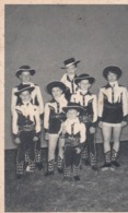 CIRQUE . Souvenir De La Troupe "RODEO DU FAR WEST " ( Groupe De 7 Enfants En Tenue De Cow-boys) - Circus