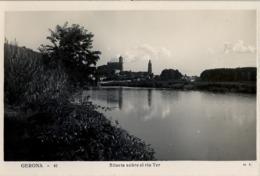 GERONA , T.P. NO CIRCULADA , SILUETA SOBRE EL RIO TER - Gerona