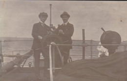 AK Foto 2 Männer Am Steuerrad Eines Dampfers - Ca. 1920 (44460) - Steamers