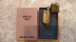 Briquet  - BRASS N° 5 SMOKE STONE - Avec Sa Boite - Autres & Non Classés