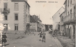 Rare Cpa Eygurande La Grande Rue Animée Avec Enfants Et Coiffeur Fournier - Eygurande