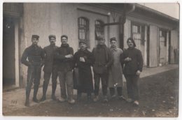 Carte Photo Militaria Groupe De Soldats Prisonniers Dont 1 Chasseur Alpin Nommé Cachet Landsberg Gefangenenlager - Weltkrieg 1914-18