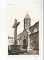 SAUGUES (HAUTE LOIRE) ALT 960 M (12528) L'EGLISE ET LE CALAVAIRE - Saugues