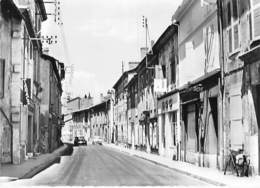 16 - LA ROCHEFOUCAULT La Grande Rue ( Commerces Epicerie Magasin J - Tabac ) CPSM Dentelée N/B GF - Charente - Sonstige & Ohne Zuordnung