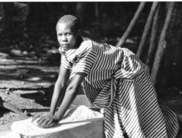 Photo Uganda Gulu Femme  Nilotique écrase Les Céréales De Sorgho 1987  Photo Vivant Univers - Africa