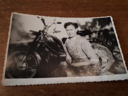 Postcard - Woman And Motorbikes, Tomos      (28393) - Motorbikes