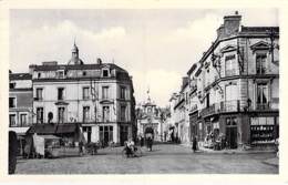 72 - LA FLECHE : Place Henri IV Et Le Prytanée ( Animation Commerces ) CPSM Photo Noir Blanc Format CPA - Sarthe - La Fleche