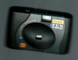 PUBLICITÉS KODAK GOLD 2 APPAREIL JETABLE   UTILISÉE 11/1996 IN USA POIDS 40 GRAMMES - Cameras