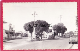 33 - MERIGNAC-PICHEY---La Place-----cpsm Pf - Merignac