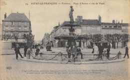 CPA 51 VITRY LE FRANCOIS FONTAINE PLACE D ARMES ET RUE DE VAUX - Vitry-le-François