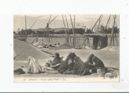 ASSUAN 34 WOMEN SIFTING       ASSOAUN  (FEMMES INDIGENES CRIBLANT LE BLE) - Aswan