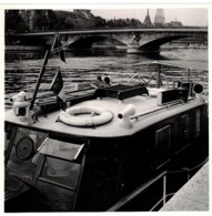 Paris (75) - Photo Du Bateau "Wayfarer" Sur La Seine. Au Fond, La Tour Eiffel. - Unclassified