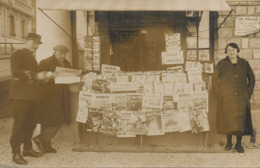 Real Photo Kiosque Journaux Paris ? Superbe Agent Police  . Marchande Cartes Postales . Deltiology . - Marchands