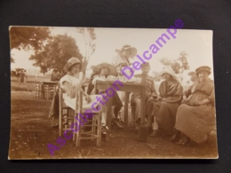 Carte Photo Famille Larassine ( Marseille ) Et Huguez A Table Devant Un Verre Avec Chapeaux Et Uniforme - Généalogie